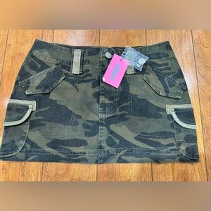 Edikted Green and Black Camo Mini Skirt (Sz S)